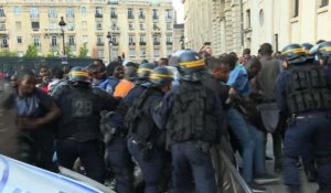 Heurts entre des sans-papiers et les policiers au Panthéon
