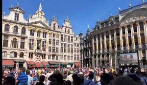 La foule sur la Grand-Place de Bruxelles pour la présentation des coureurs du Tour de France