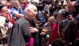 Des prêtres rencontrent des migrants à la frontière mexicaine