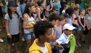 Rochefort-sur-Loire. Les enfants chantent devant la ministre Roxana Maracineanu pour sauver leur piscine