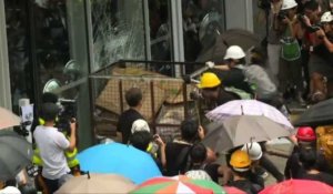 Hong Kong: des manifestants tentent d'entrer dans le parlement