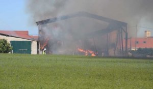 Un hangar agricole détruit par les flammes à Sangatte