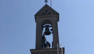 Près de Fougères. La cloche de l'église de la Selle-en-Luitré s'envole