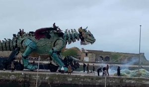 Calais: le dragon de Calais avance vers la place d'Armes