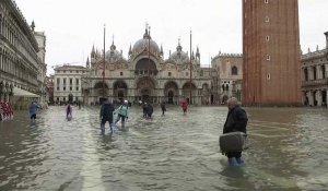 Venise sous les eaux, les touristes sortent les bottes