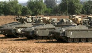 Des chars israéliens à la frontière Israël-Gaza après un accord de cessez-le-feu à Gaza