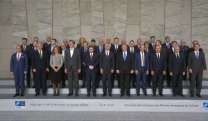 OTAN : les ministres des Affaires étrangères posent pour la photo de famille