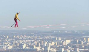 Paris: un funambule à 150 m au-dessus du vide entre les tours de la Défense