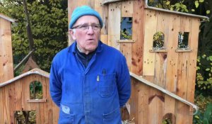Il décore son jardin pour Noël avec une crèche géante en bois