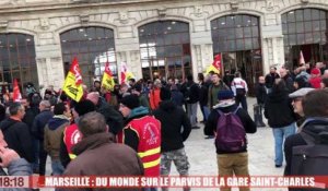 Marseille : du monde sur le parvis de la gare Saint-Charles