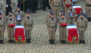 Les cercueils des 13 soldats tués au Mali dans la cour des Invalides pour l'hommage national