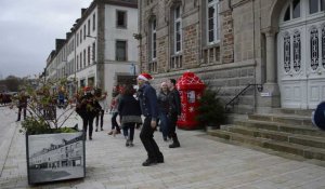 Finistère. Les danseurs du groupe Alc'houederien Kastellin devant la mairie de Châteaulin