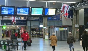 Au 13e jour de la grève, images de la gare Montparnasse à l'heure de pointe