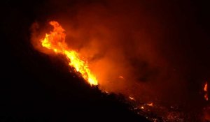 USA: l'incendie "Cave fire" ravage des collines à Santa Barbara en Californie