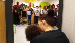 Enfants de l'école Saint-Andre chantant pour les patients de pédiatrie du CHU de Charleroi