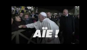 Le pape François perd son calme face au geste brusque d&#39;une fidèle
