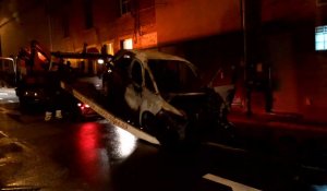 Remorquage d'une voiture en feu, rue Sainte-Anne à Fleurus