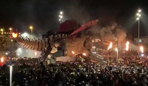 Dragon de Calais: un front de mer noir de monde pour le spectacle final 