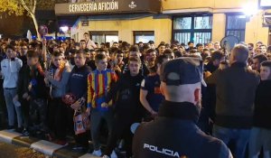 Les supporteurs de Valence s'expriment devant le stade avant le match