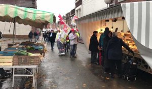 Manifestation des salariés de Cargill sur le marché d'Haubourdin, avec le maire de la ville