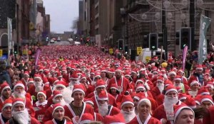 Des centaines de Père Noël envahissent Glasgow