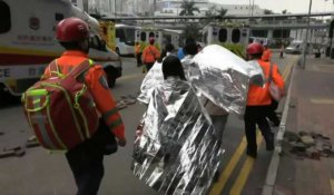 Hong Kong: des étudiants se rendent, escortés par des ambulanciers