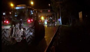Manifestation des agriculteurs à Paris : les tracteurs passent par le péage de Chamant sur l'A1