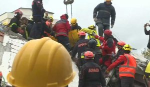 Albanie: les équipes de secours sortent un corps des débris