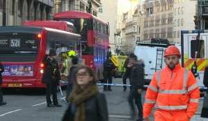 Londres: policiers et pompiers arrivent à London Bridge, lieu de l'attaque à l'arme blanche