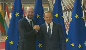 Bruxelles: poignée de mains entre Donald Tusk et Charles Michel avant la passation de pouvoir