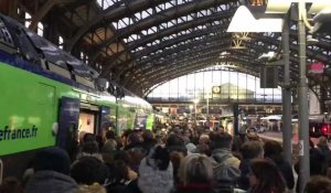 Grève SNCF: un quai bondé pour le TER retour Lille, Douai, Arras