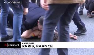 Deux Femen devant l'Elysée contre la venue de Vladimir Poutine à Paris