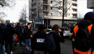 Devant le lycée Pasteur, à Lille, des jets de lacrymos poussent les lycéens sur la route