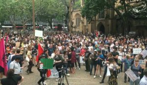 Les Australiens manifestent pour le climat à Sydney, alors que la côte brûle