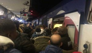 Retraites: Gare du Nord à Paris, les quais du RER D bondés à l'heure de pointe