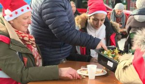 Retraites: des grévistes organisent un banquet de Noël devant une gare SNCF