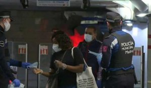 Covid-19 : la police espagnole distribue des masques gratuitement dans les transports en commun