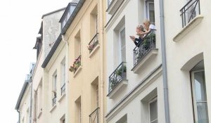 Covid-19: à Paris, hommage aux soignants rue Mouffetard
