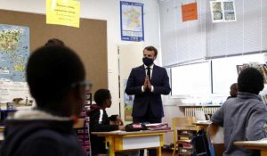 Des écoliers français de Poissy disent leur peur du coronavirus au président Macron, masqué de noir