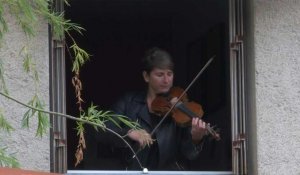 Coronavirus: en banlieue parisienne, violon et jazz manouche à la fenêtre