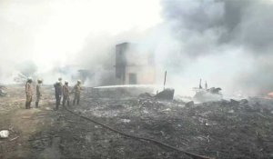 Les pompiers éteignent l'incendie d'un entrepôt de plastique à Delhi