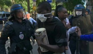A Paris, une manifestation pour la régularisation des sans-papiers dispersée par les forces de l'ordre