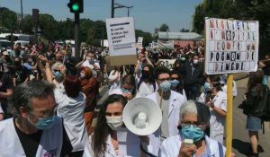 Hôpital public: des soignants manifestent devant l'hôpital Robert-Debré à Paris