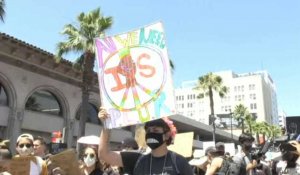 Des centaines de personnes se rassemblent pour une marche "All Black Lives Matter" à Hollywood