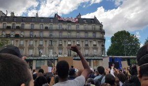 Une banderole identitaire déployée à Paris pendant la manifestation contre le racisme