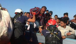 Des migrants secourus en mer par l'Ocean Viking