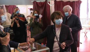 Municipales: la maire PS Martine Aubry vote à Lille