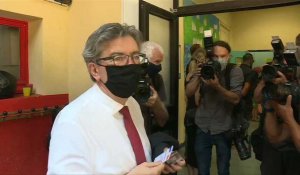 Municipales: le chef de file des Insoumis Jean-Luc Mélenchon arrive pour voter à Marseille