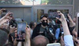 Russie: le réalisateur Serebrennikov, condamné à du sursis, sort du tribunal