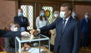 Municipales: Emmanuel et Brigitte Macron votent au Touquet